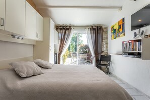 Lydisolert, strykejern/-brett, wi-fi og sengetøy