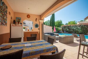 Outdoor dining - Guest Room "Chrisama" with Shared Pool, Wi-Fi, and Air Conditioning (Flayosc)