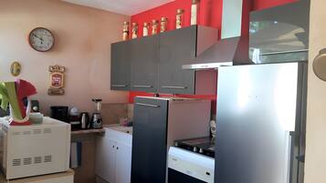 Refrigerador, microondas, placa de cocina, lavavajillas