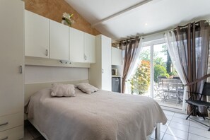 Soundproofing, iron/ironing board, WiFi, bed sheets - Guest Room "Chrisama" with Shared Pool, Wi-Fi, and Air Conditioning (Flayosc)