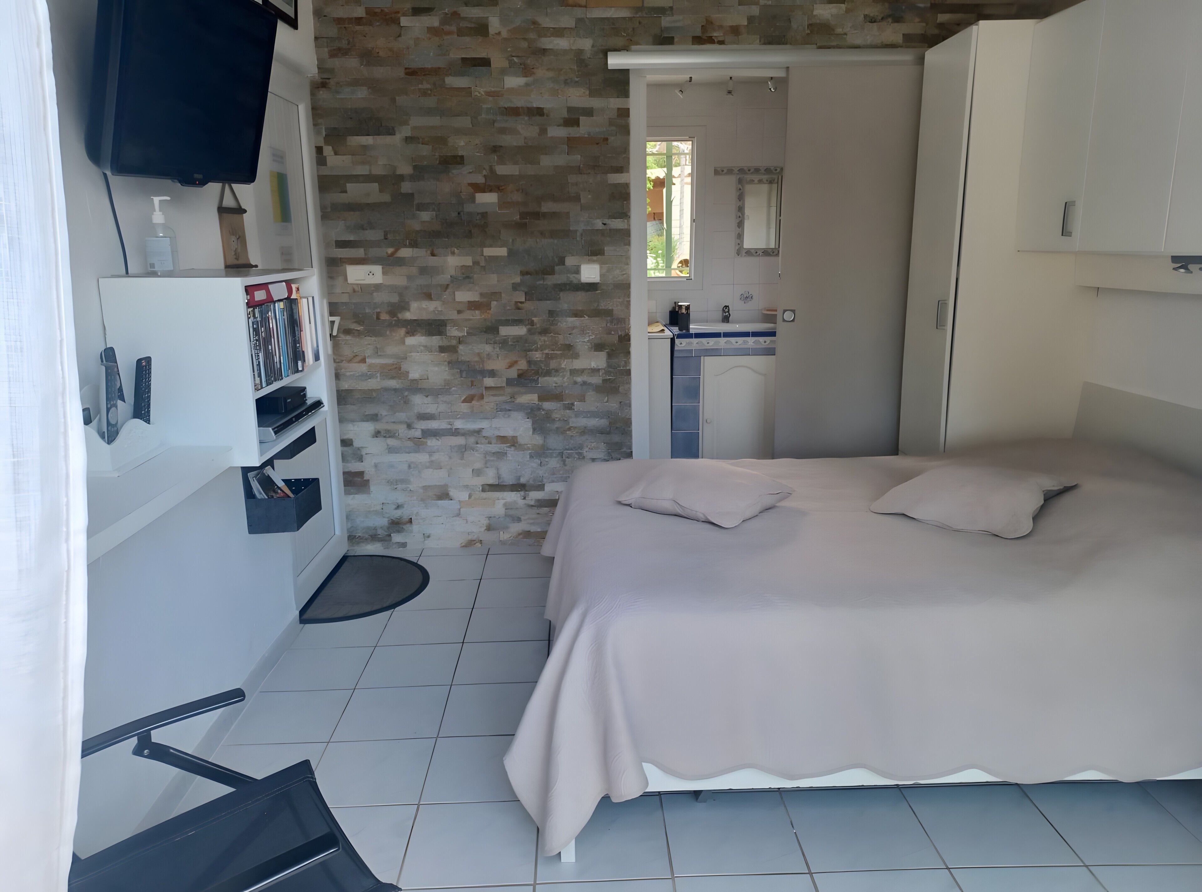 Soundproofing, iron/ironing board, WiFi, bed sheets