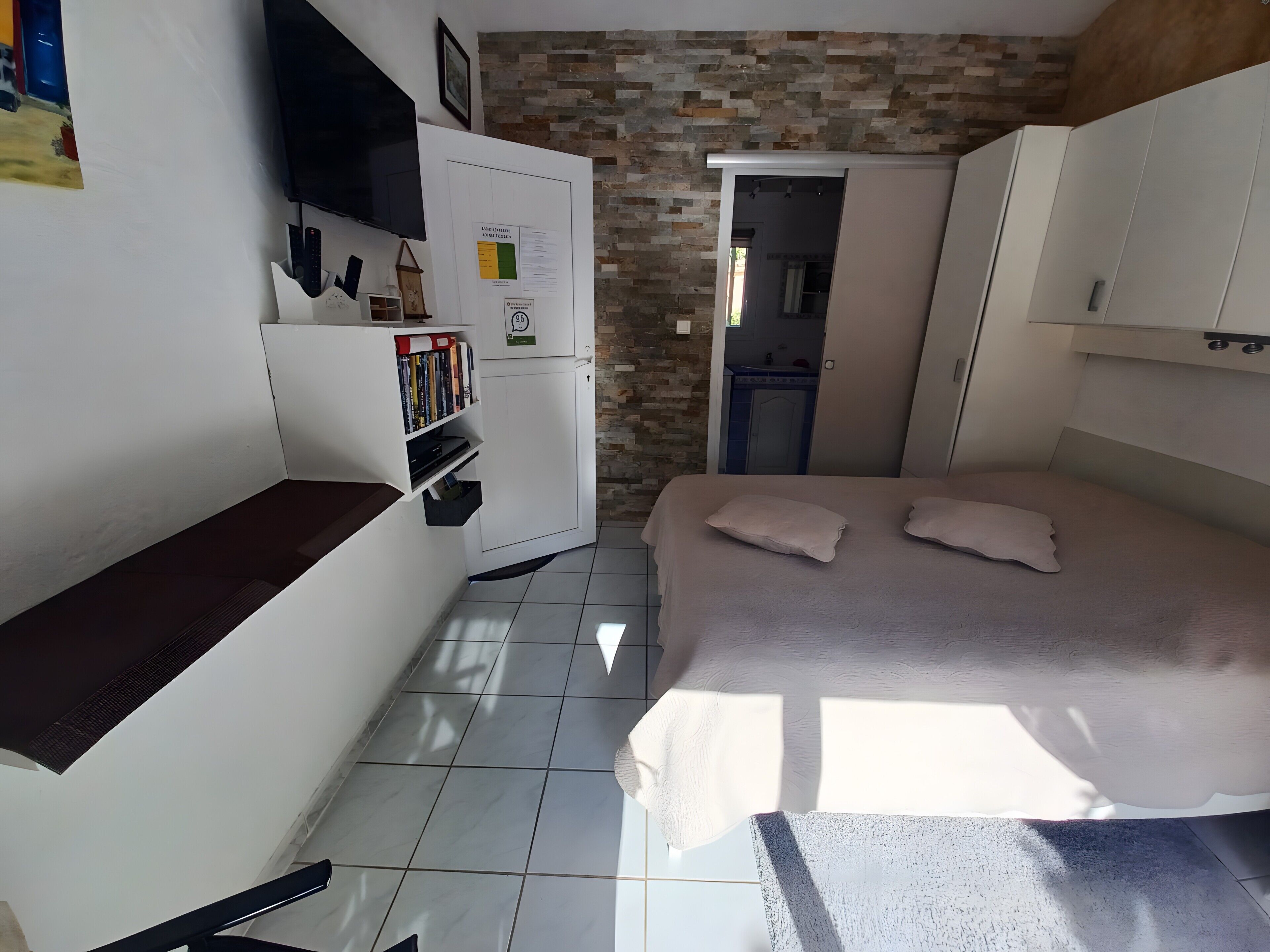 Soundproofing, iron/ironing board, WiFi, bed sheets