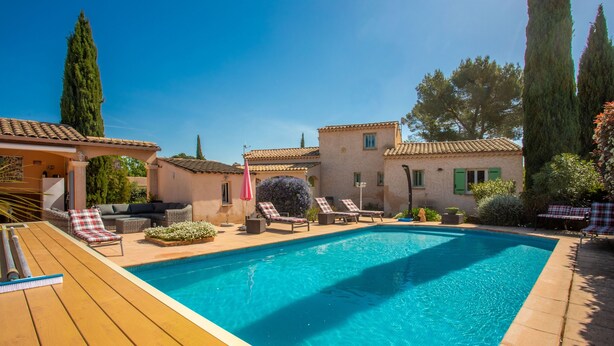 A swimming pool with lounge chairs and a wooden deck. - Guest Room "Chrisama" with Shared Pool, Wi-Fi, and Air Conditioning (Flayosc)