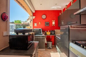 Kjøleskap, mikrobølgeovn, ovn og kokeplater