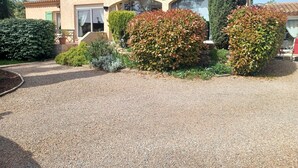 A building with a tiled roof, a gravel driveway, and various shrubs. - Guest Room "Chrisama" with Shared Pool, Wi-Fi, and Air Conditioning (Flayosc)