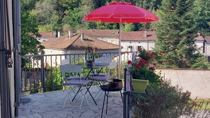 Outdoor dining - Lavand Cottage in Brantôme with Private Terrace, Garden, and Wi-Fi (Brantôme en Périgord)