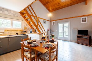 Dining - Lavand Cottage in Brantôme with Private Terrace, Garden, and Wi-Fi (Brantôme en Périgord)