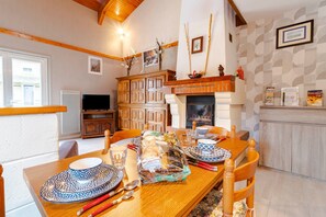 Dining - Lavand Cottage in Brantôme with Private Terrace, Garden, and Wi-Fi (Brantôme en Périgord)