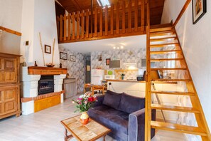 TV - Lavand Cottage in Brantôme with Private Terrace, Garden, and Wi-Fi (Brantôme en Périgord)