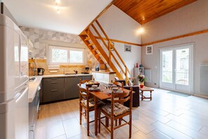 Fridge, microwave, oven, stovetop - Lavand Cottage in Brantôme with Private Terrace, Garden, and Wi-Fi (Brantôme en Périgord)
