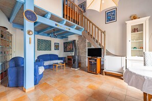 TV - Holiday Home “La Bleuette” with Private Terrace, Garden, and Wi-Fi (La Brée-les-Bains)
