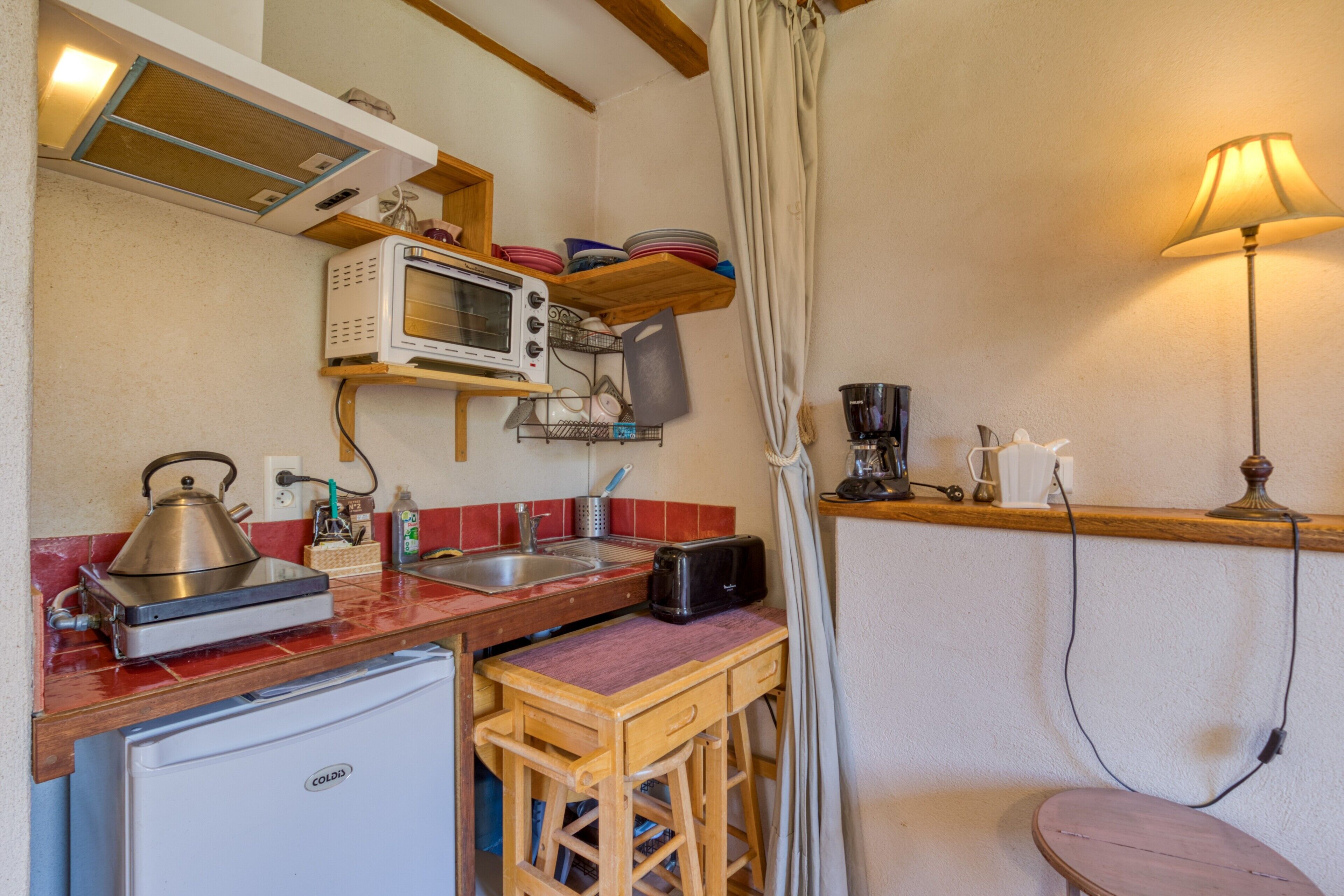 Fridge, oven, stovetop, coffee/tea maker