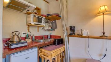 Fridge, oven, stovetop, coffee/tea maker