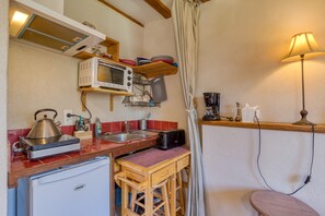 Jääkaappi, uuni, liesi, kahvin-/teenkeitin