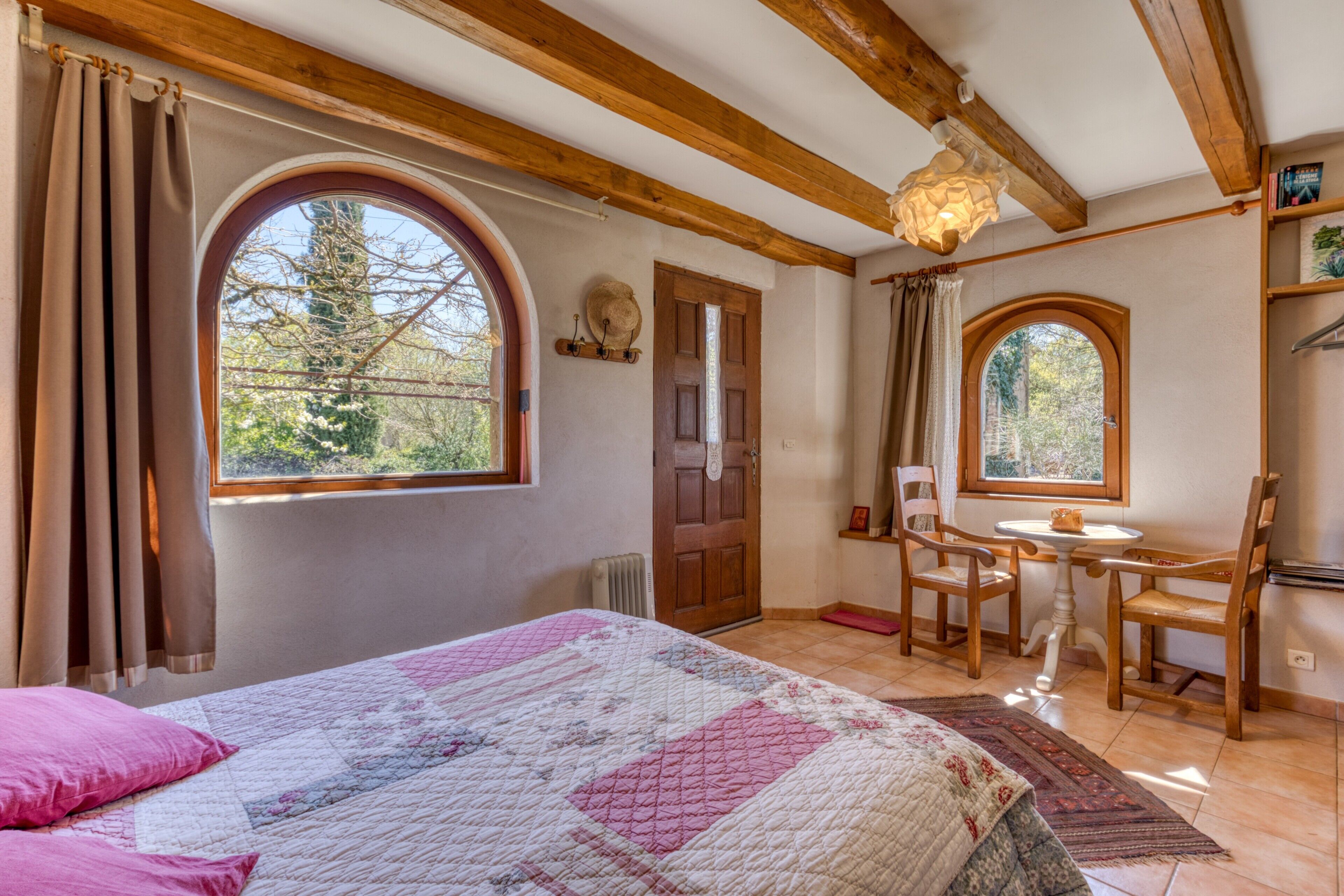 Tabla de planchar con plancha, wifi y ropa de cama 