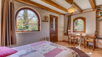 Tabla de planchar con plancha, wifi y ropa de cama