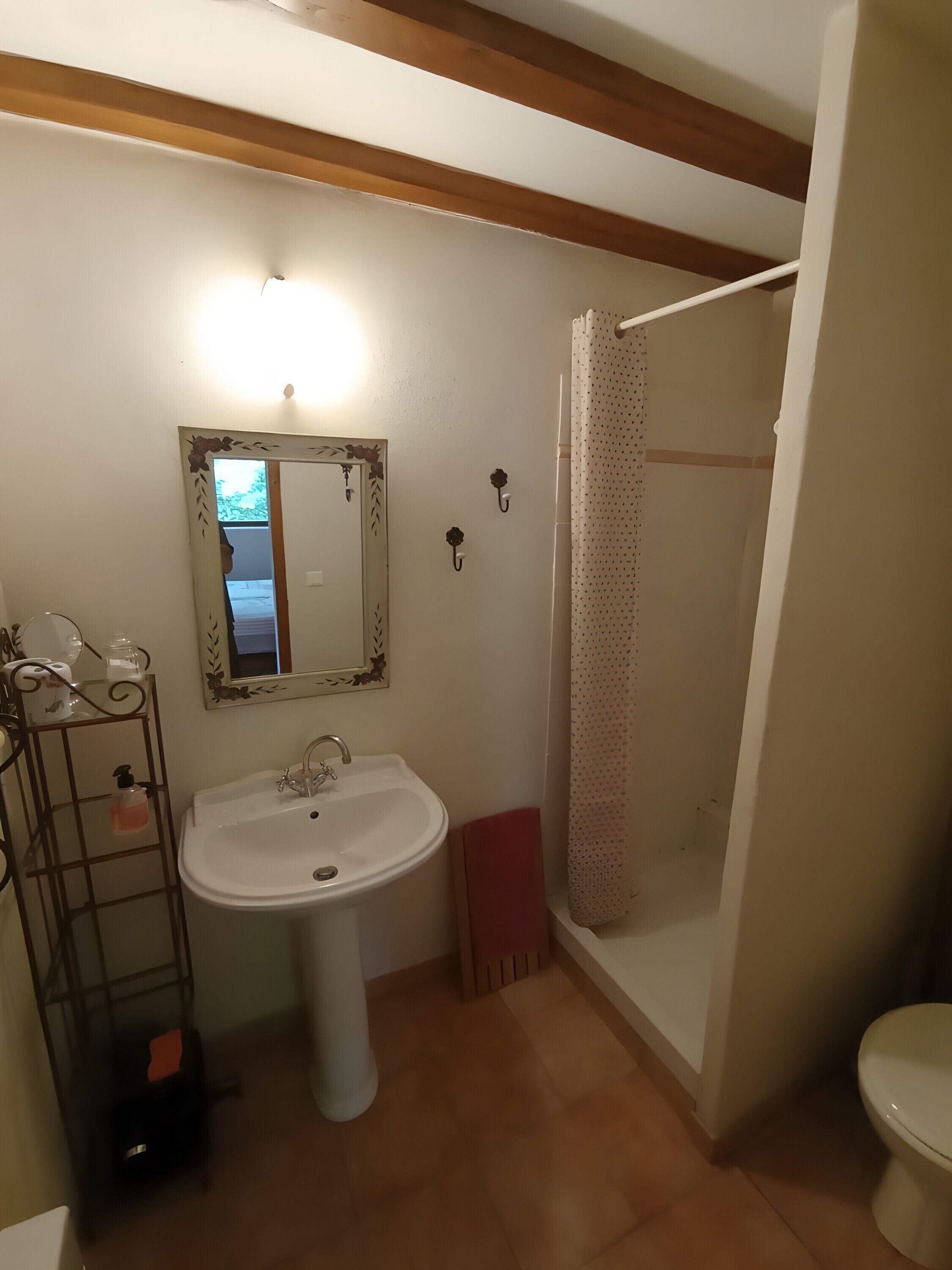 Douche, sèche-cheveux, serviettes fournies