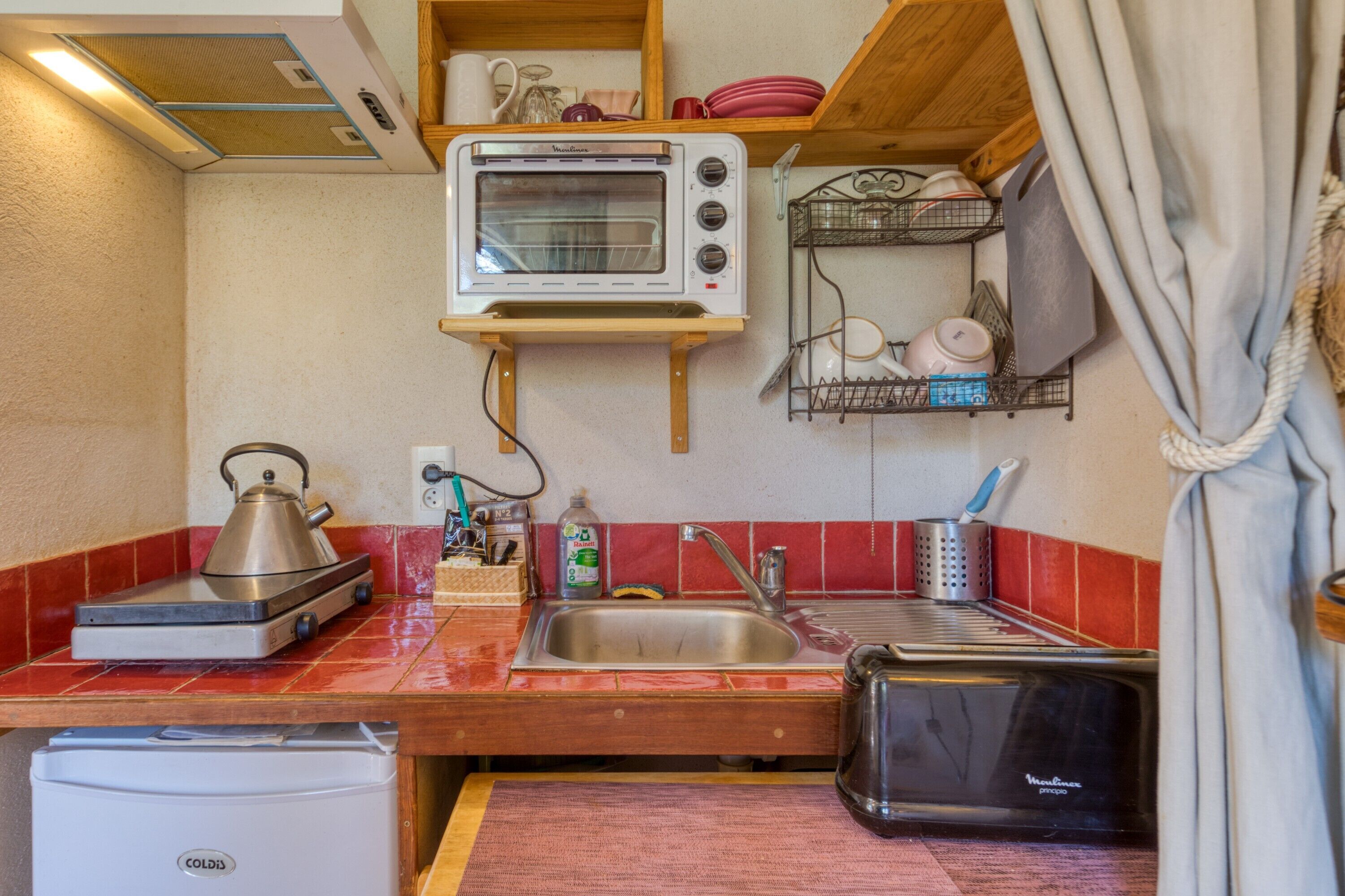 Réfrigérateur, four, plaque de cuisson, cafetière/bouilloire