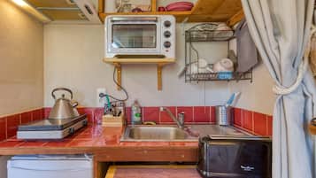 Een koelkast, een oven, een kookplaat, een koffiezetapparaat/waterkoker