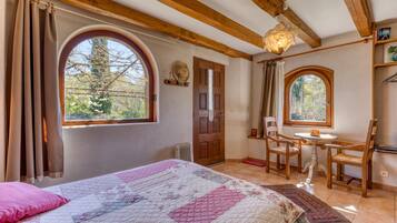 Een strijkplank/strijkijzer, wifi, beddengoed