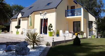 Chambre dâhĂŽtes « Chez Mireille - Chambre Maya » avec jardin partagĂ©, balcon et Wi-Fi