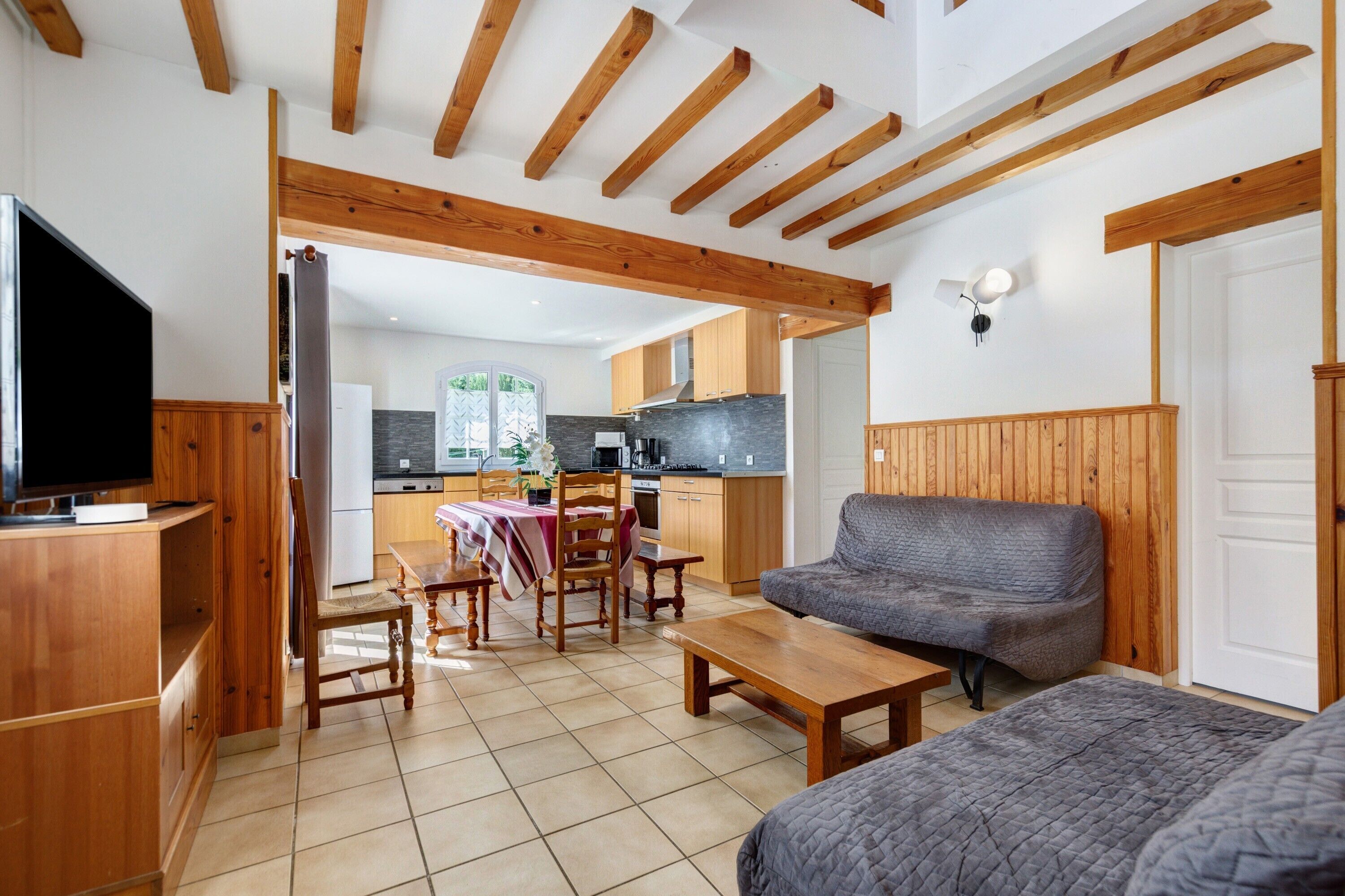 Een televisie en een tafeltennistafel