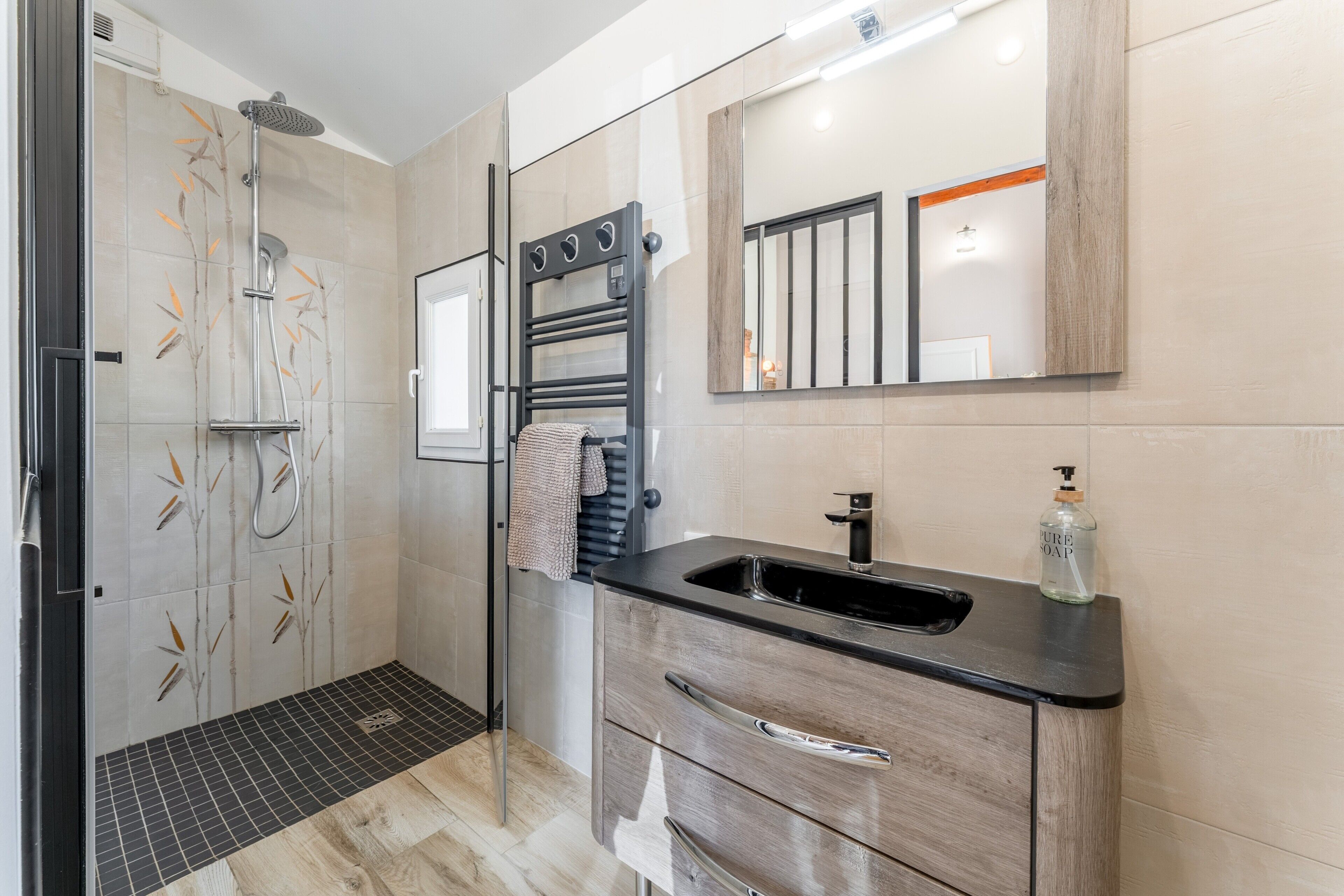 Een douche, een haardroger, handdoeken
