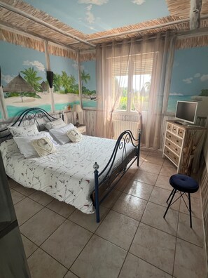 Een strijkplank/strijkijzer, wifi, beddengoed