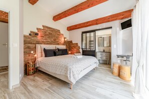 Tabla de planchar con plancha, wifi y ropa de cama 