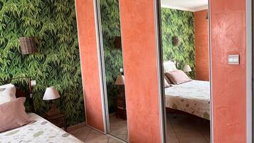 Ferros/tábuas de passar roupa, Wi-Fi, roupa de cama