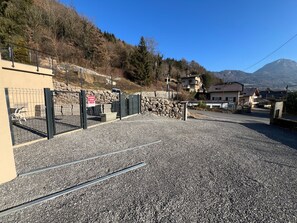 Property grounds - Cozy, Renovated Studio in the Heart of Town with Mountain View (Marignier)