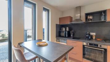 Geladeira, micro-ondas, fogão, cooktop