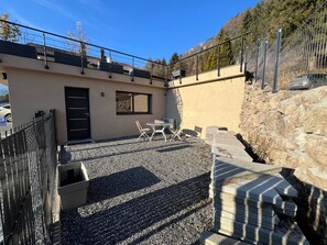 Outdoor dining - Cozy, Renovated Studio in the Heart of Town with Mountain View (Marignier)