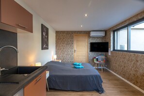 Iron/ironing board, WiFi - Cozy, Renovated Studio in the Heart of Town with Mountain View (Marignier)