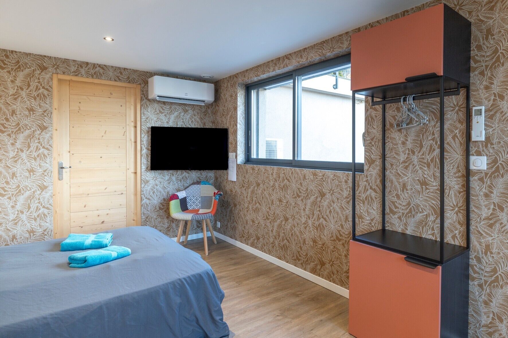 Tabla de planchar con plancha y wifi 