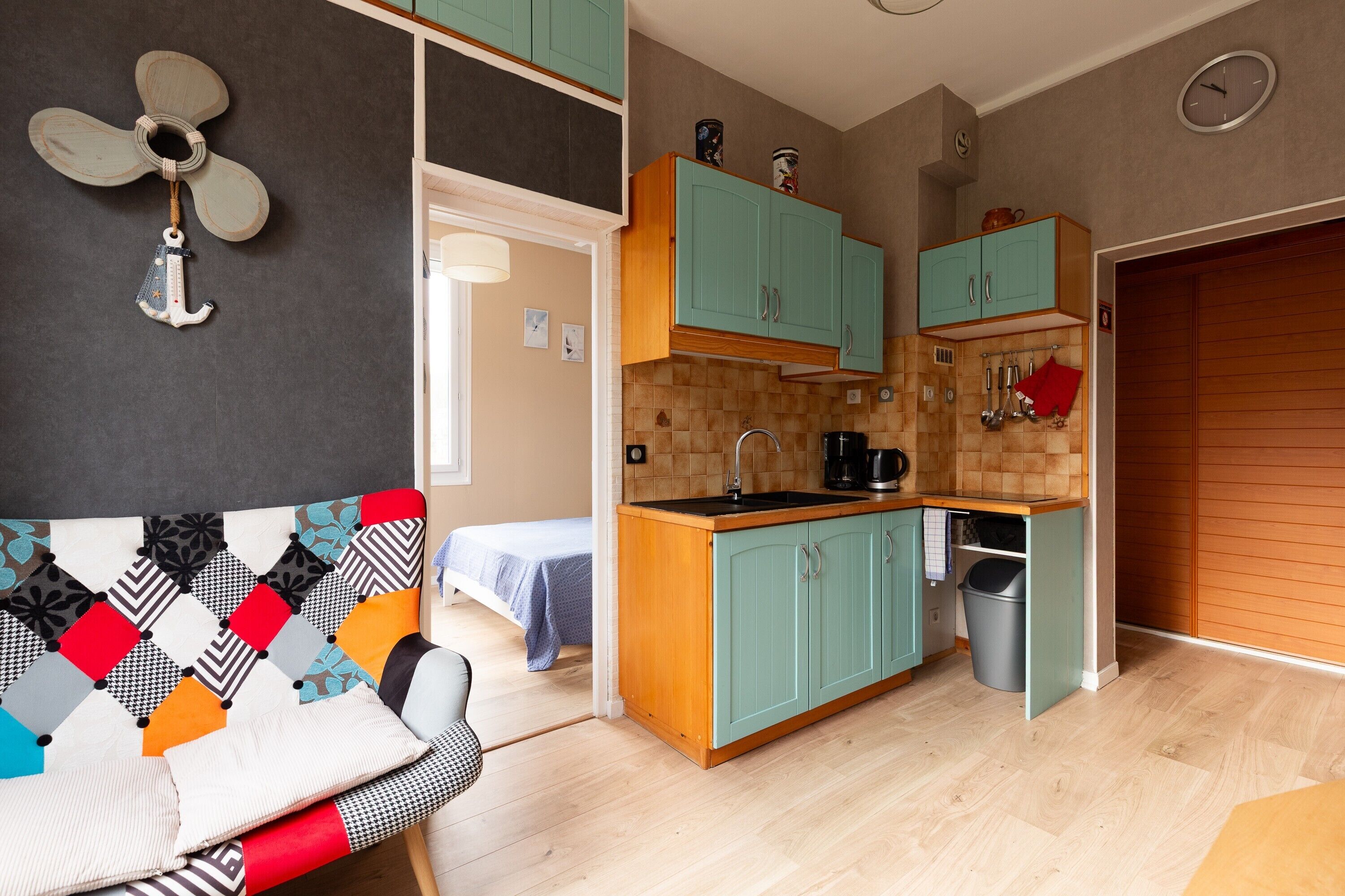 Iron/ironing board, bed sheets