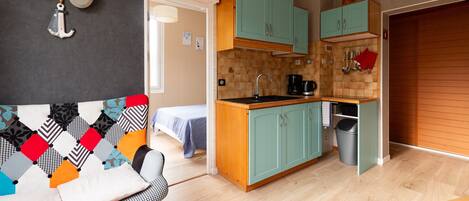 Iron/ironing board, bed sheets