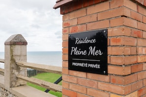 A brick wall with a sign reading 'Residence Pleine Mer' and 'PROPRIETÉ PRIVÉE'.