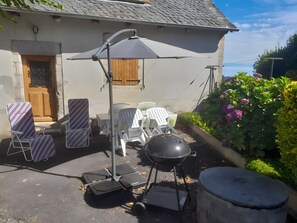Outdoor dining - Charming Stone House in the Heart of the Countryside (Goulles)
