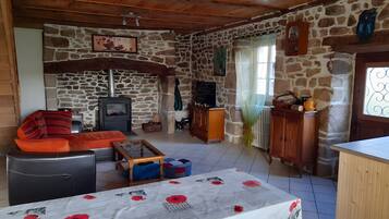 Een televisie en een open haard