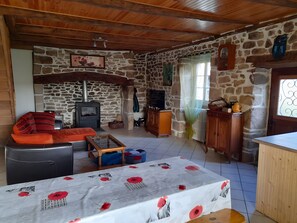 Een televisie en een open haard