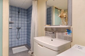 Shower, hair dryer - Gîte for 4: "L'étoile de mer" in Apremont, Vendée – Lake Beach 1 km, Sea 17 km (Apremont)