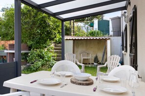 Outdoor dining - Gîte for 4: "L'étoile de mer" in Apremont, Vendée – Lake Beach 1 km, Sea 17 km (Apremont)