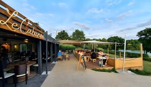 تناول الطعام بالخارج