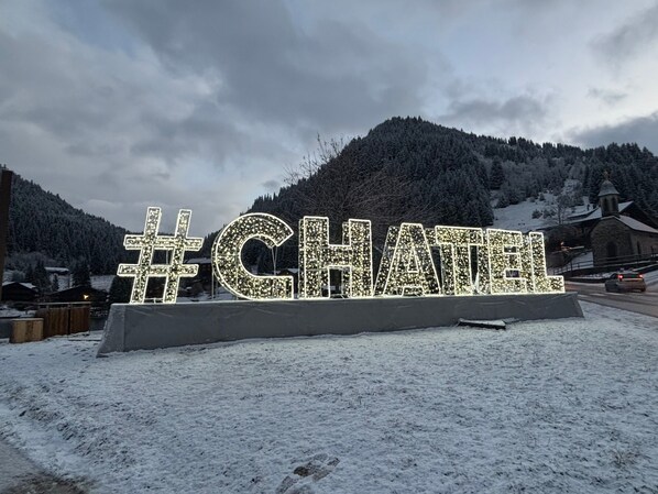 Property grounds - Apartment "Le Clos Savoyard": Mountain View, Shared Garden & Wi-Fi (Châtel)