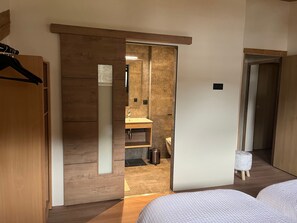 Iron/ironing board, WiFi, bed sheets - Apartment "Le Clos Savoyard": Mountain View, Shared Garden & Wi-Fi (Châtel)