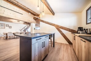 冷蔵庫、電子レンジ、オーブン、コンロ