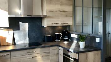 Kjøleskap, mikrobølgeovn, ovn og kokeplater