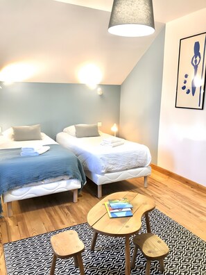 Tabla de planchar con plancha y ropa de cama