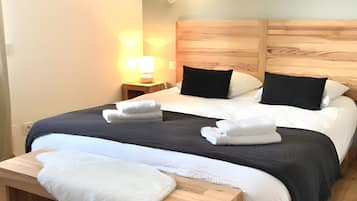 Iron/ironing board, bed sheets